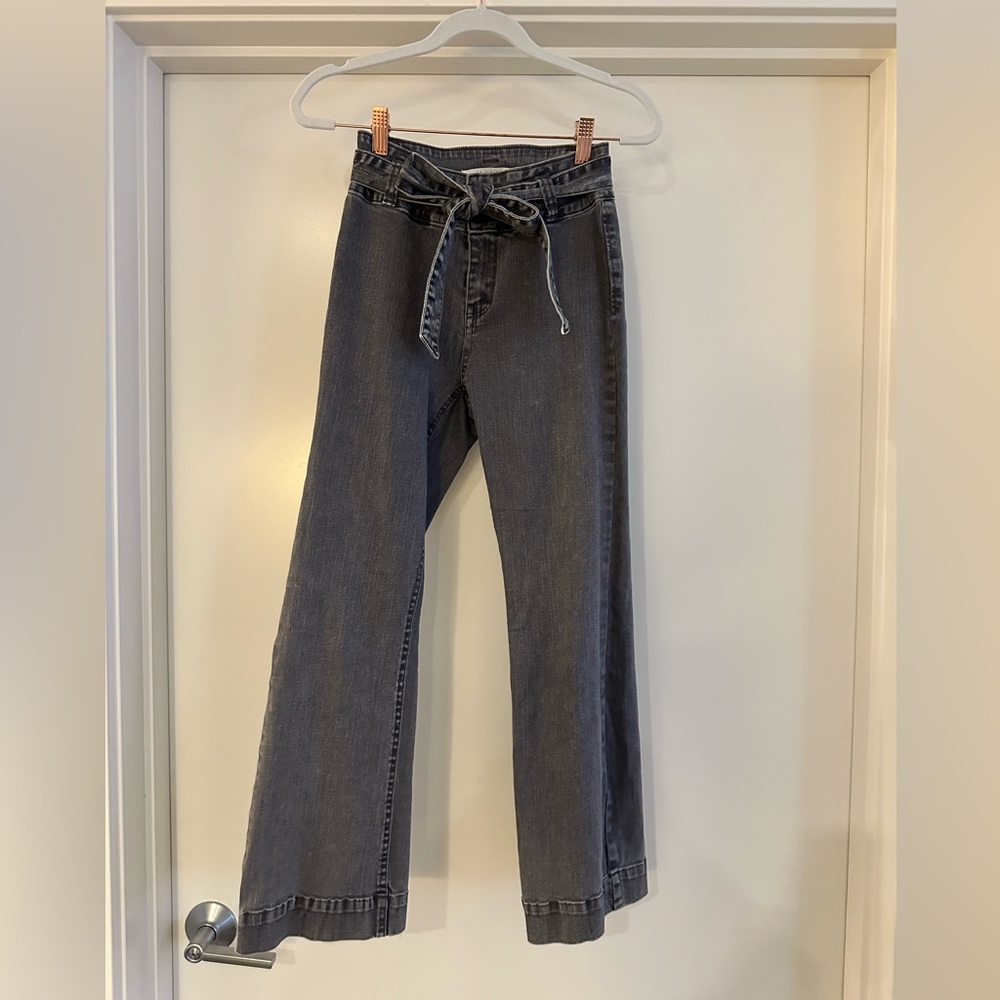 Cropped high-waisted pants with removable tie belt in dark grey